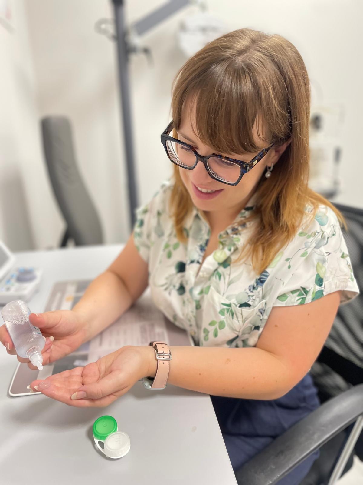 instruktaż zakładania soczewek kontaktowych